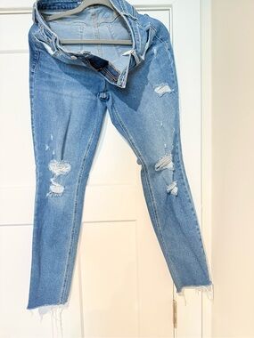 Old Navy Light Blue Distressed Ankle Jeans